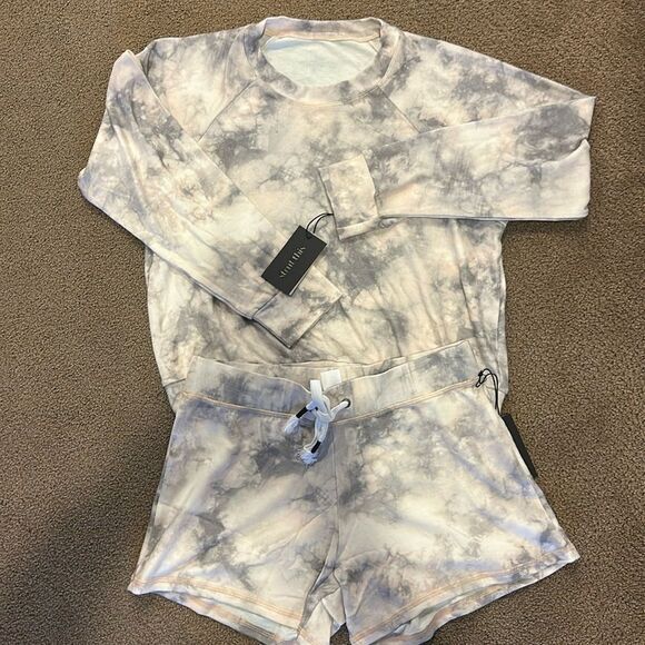 Strut This Women’s Sweatshirt and Shorts Tie Dye Matching Set - One Size - Picture 1 of 8